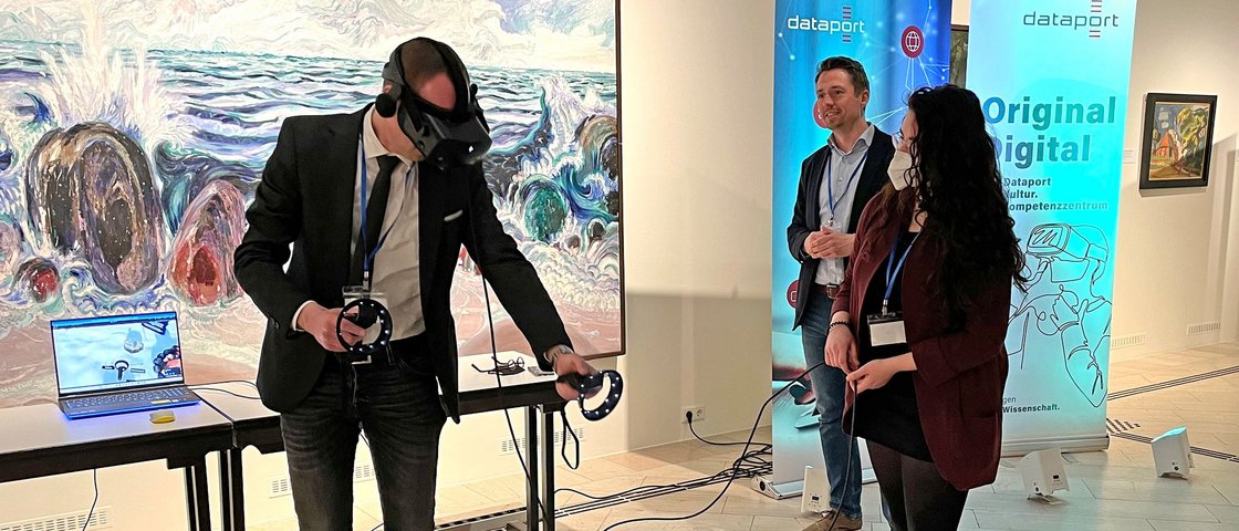 Staatssekretär Dirk Schrödter probiert eine VR-Brille aus