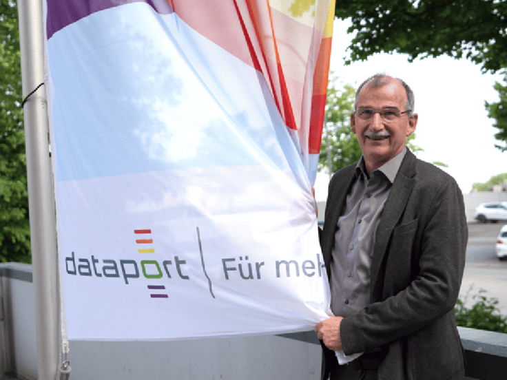Vorstandsvorsitzender Johann Bizer mit einer Diversity-Unternehmensflagge