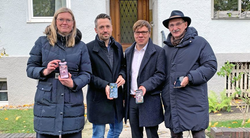 Gruppenbild zur Vorstellung der AR-Stolperstein-App