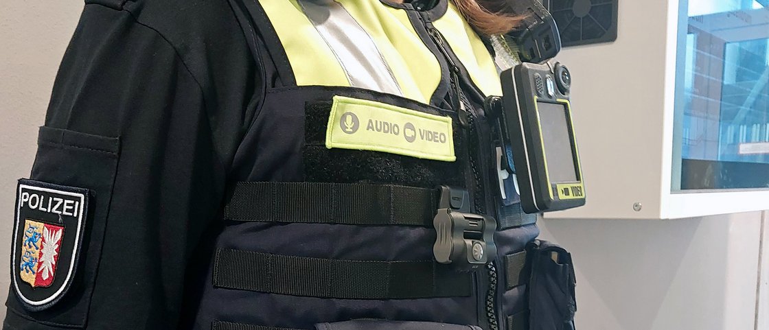 Bodycam am Körper einer Polizistin aus Schleswig-Holstein