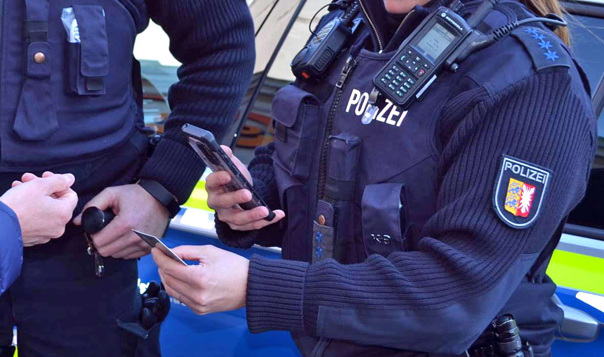 https://www.dataport.de/fileadmin/user_upload/news/bilder_2023/23-03-21-smartphones-polizei-schleswig-holstein.jpg